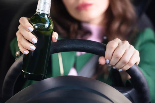 Zbliżenie Dłoni Kobiecej Podróży Samochodem Trzymając Butelkę Piwa — Zdjęcie stockowe