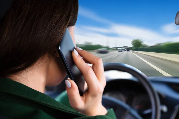 Bir Kadının Üstünde Hareket Eden Telefon Araba Sürme Sırasında Konuşma — Stok fotoğraf