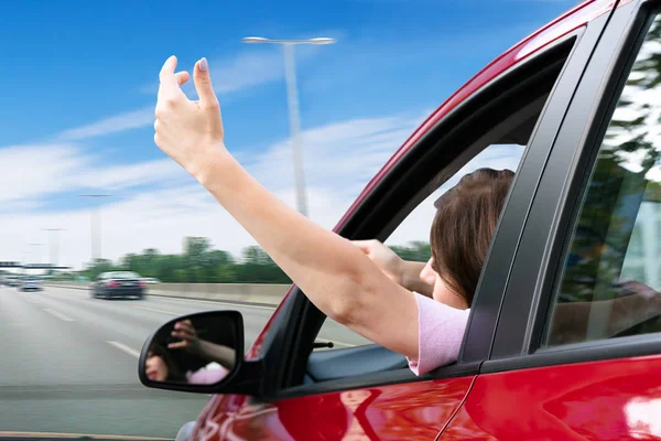 Jovem Mulher Fazendo Gestos Enquanto Olha Para Fora Janela Carro — Fotografia de Stock