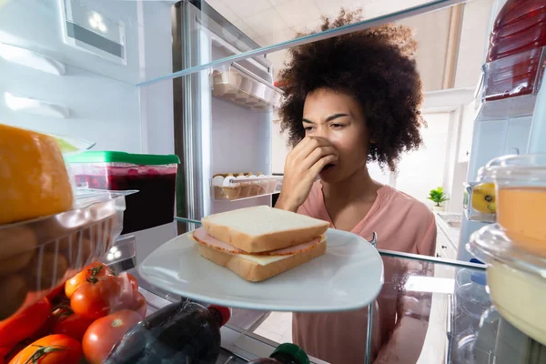 Junge Frau Schlägt Unangenehmen Geruch Aus Schinken Sandwich Der Nähe — Stockfoto