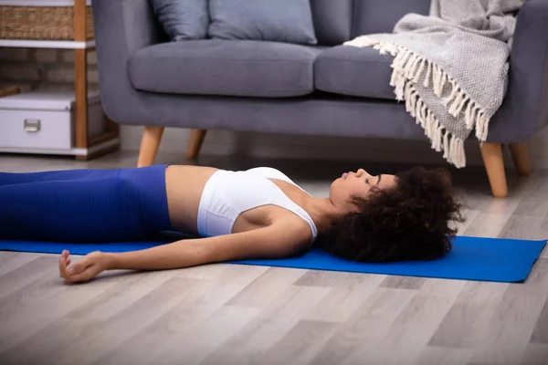 Αθλητική Νεαρή Γυναίκα Ξαπλωμένη Στο Μπλε Yoga Mat Πάνω Από — Φωτογραφία Αρχείου