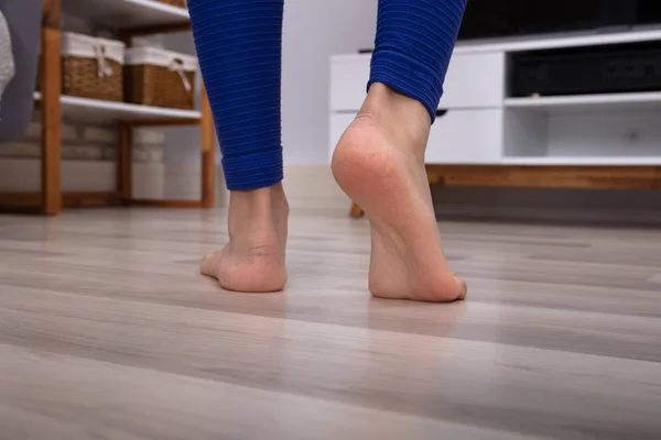 Detailní Záběr Nohy Ženy Kráčející Teplé Dřevěné Podlaze — Stock fotografie