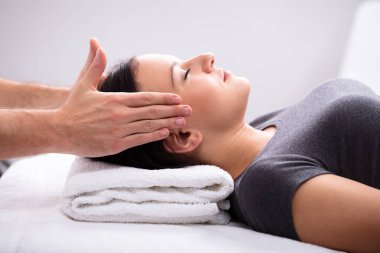 Reiki tedavi Spa kadında için şifa veren bir terapist el Close-up