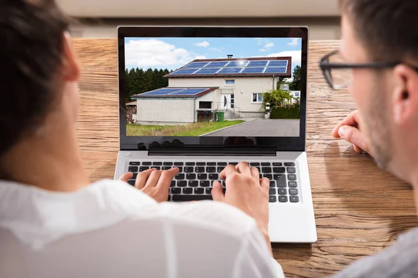 Primer Plano Una Pareja Que Busca Casa Con Panel Solar —  Fotos de Stock