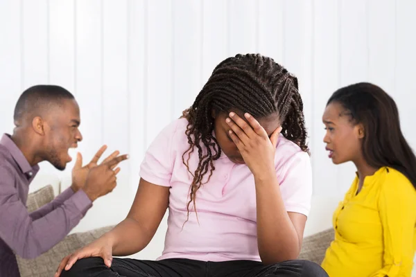 Close Van Boos Afrikaanse Meisje Zittend Voor Ouders Met Argument — Stockfoto
