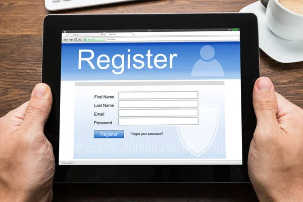 Osoba Která Drží Digitální Tablet Ukazuje Online Registrační Formulář Obrazovce — Stock fotografie