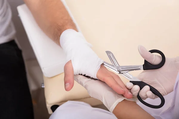 Zbliżenie Lekarza Bandażowania Dłoni Męskiego Pacjenta — Zdjęcie stockowe