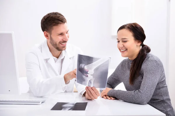 Médico Discutiendo Con Paciente Sobre Radiografía Rodilla —  Fotos de Stock