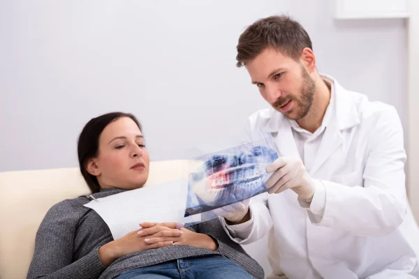 男医生向临床女病人解释X光的特写 — 图库照片