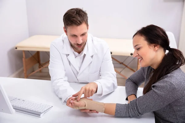 Unga Manliga Ortoped Fastställande Gips Skadade Kvinnans Hand Kliniken — Stockfoto