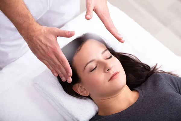 Close Terapeuta Mão Dando Reiki Cura Tratamento Para Mulher Spa — Fotografia de Stock