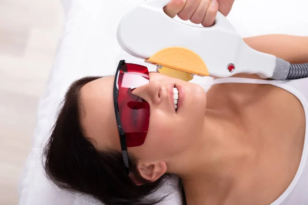 Primer Plano Mano Esteticista Dando Tratamiento Depilación Láser Cara Mujer — Foto de Stock