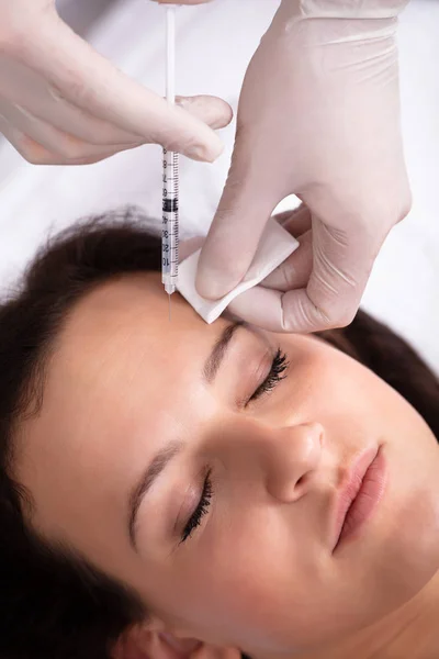 Beautician Giving Injection Woman Forehead Undergoing Aesthetic Treatment — Stock Photo, Image