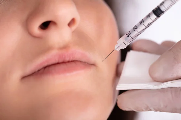 Gros Plan Main Médecin Qui Injecte Sur Visage Jeune Femme — Photo