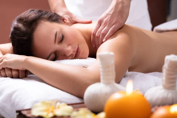 Close Therapist Hand Massaging Woman Back Spa — Stock Photo, Image
