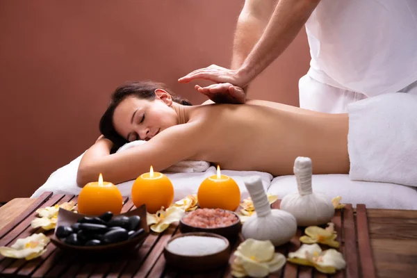 Van Therapeut Hand Massage Teruggeven Aan Ontspannen Jonge Vrouw Spa — Stockfoto