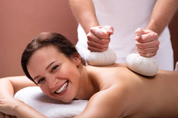 Handmassage Des Therapeuten Mit Kräuterwickelbällen Für Entspannte Junge Frau Wellnessbereich — Stockfoto