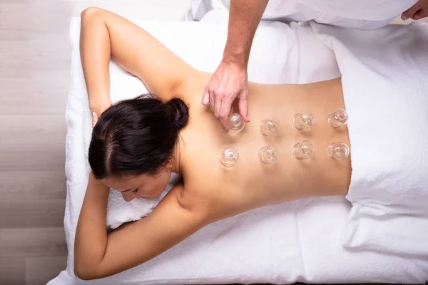 Rilassato Giovane Donna Ricevendo Cupping Trattamento Sulla Schiena Spa — Foto Stock