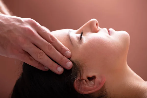 Zbliżenie Ręki Terapeuta Masażu Głowy Młoda Kobieta — Zdjęcie stockowe