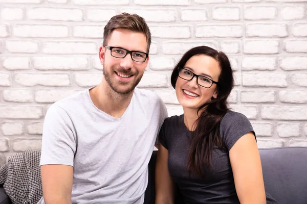 Porträtt Lycklig Ung Par Som Bär Glasögon — Stockfoto