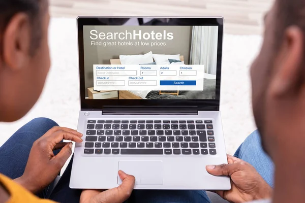 Närbild Ett Par Söka Hotell Med Låga Priser Laptop — Stockfoto