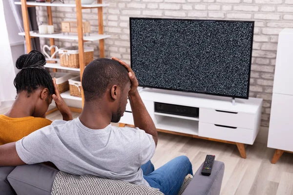 Jonge Afrikaanse Paar Zittend Bank Buurt Van Televisie Met Geen — Stockfoto