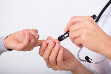 Doktor hastanın kan şekeri seviyesi ile şeker ölçüm ölçümü yardım Close-up