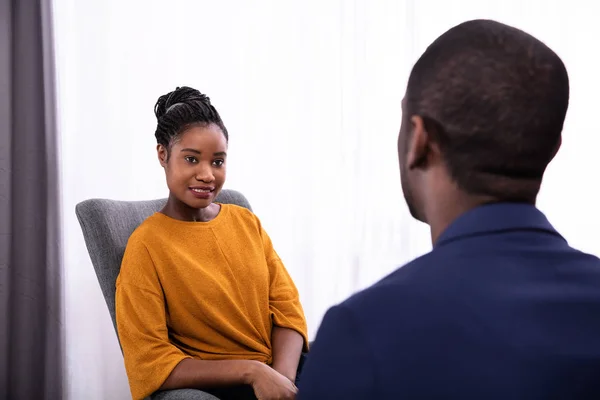 Joven Mujer Africana Sentada Cerca Psicólogo Con Portapapeles Para Tratar —  Fotos de Stock