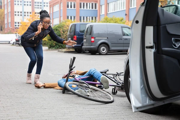 Young Woman Calling Ambulance Hitting Male Bicyclist Accidentally Her Car — Stock Photo, Image