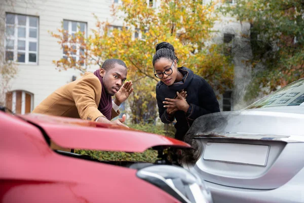 Uomo Donna Che Guardano Fumo Uscire Dal Motore Dell Auto — Foto Stock