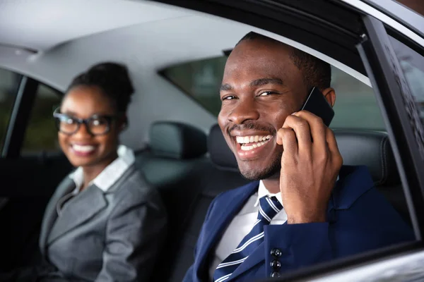 Gelukkig Zakenman Zit Auto Naast Zijn Vrouwelijke Collega Praten Mobiele — Stockfoto