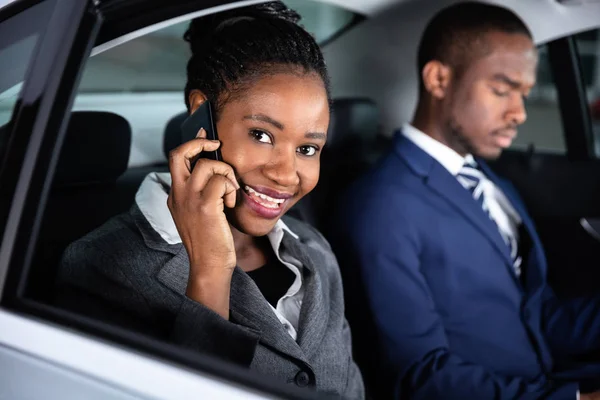 Amellett Hogy Smartphone Beszélő Férfi Kollégája Kocsiban Boldog Üzletasszony — Stock Fotó