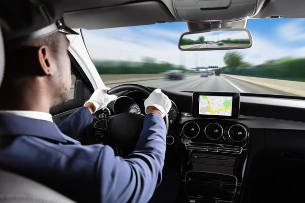 Chauffeur Masculin Utilisant Navigation Gps Voiture Conduite — Photo