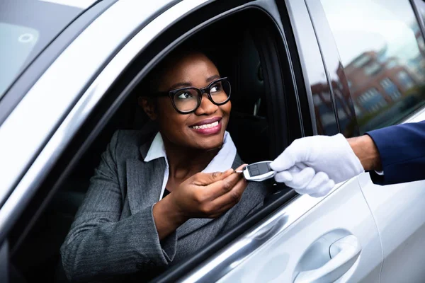 Close Empresária Africano Feliz Sentado Dentro Carro Dando Chave Carro — Fotografia de Stock