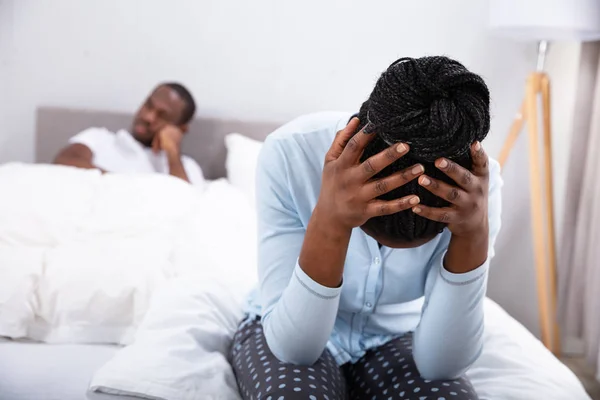 Close Sad Woman Sitting Bed Front Her Husband — Stock Photo, Image