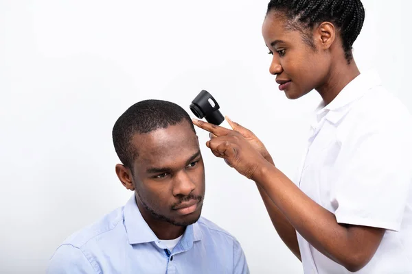 Junger Afrikanischer Arzt Männerhaar Mit Dermatoskop Auf Weißem Hintergrund — Stockfoto