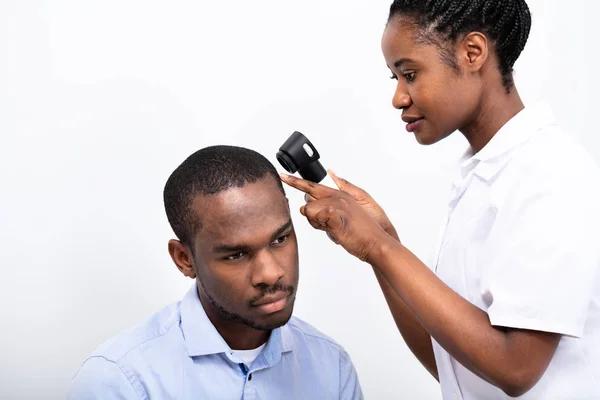 Cabello Del Joven Médico Africano Con Dermatoscopio Sobre Fondo Blanco — Foto de Stock