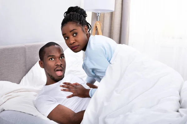 Jong Afrikaans Paar Gevangen Terwijl Het Maken Van Liefde Bed — Stockfoto