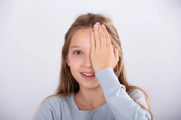 Portret Dziewczyny Zakrywającej Oko Podczas Sprawdzania Wzroku — Zdjęcie stockowe