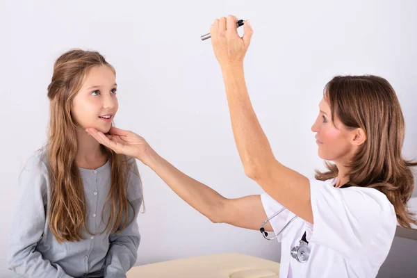 Mature Female Doctor Examining Girl Patient Eye Clinic — Stock Photo, Image