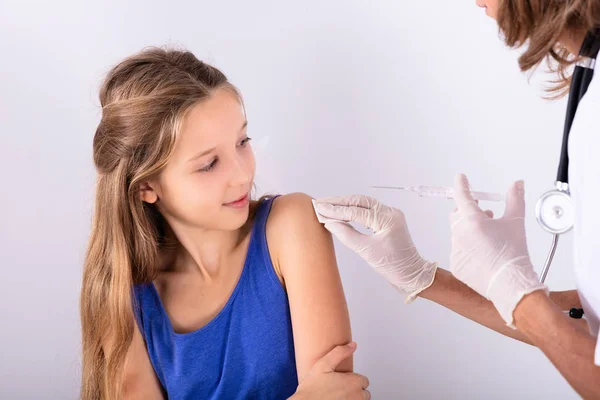 Close Médico Injetando Seringa Para Braço Paciente Clínica — Fotografia de Stock