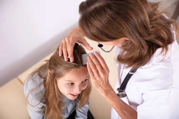 Крупный План Доктора Осматривающего Девчачьи Волосы Расческой — стоковое фото