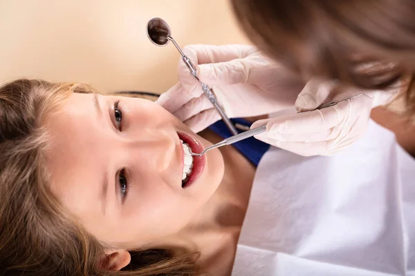 Close Uma Menina Passando Por Tratamento Dentário Clínica — Fotografia de Stock