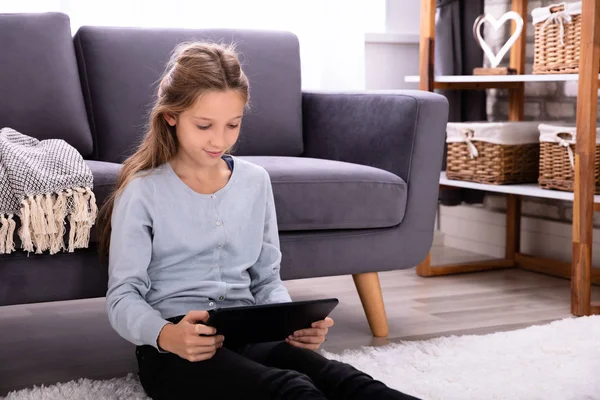 Meisje Zit Sofa Met Behulp Van Digitale Tablet Thuis — Stockfoto