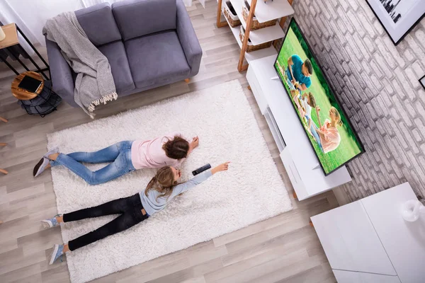 Mère Fille Allongées Sur Tapis Regardant Télévision Maison — Photo