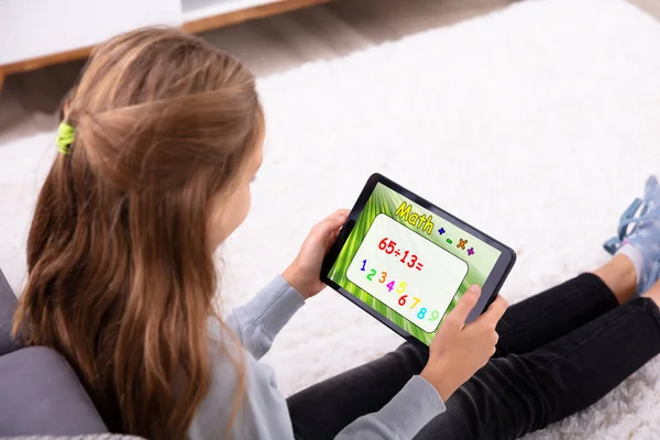 Meisje Met Digitale Tablet Voor Het Oplossen Van Math Thuis — Stockfoto