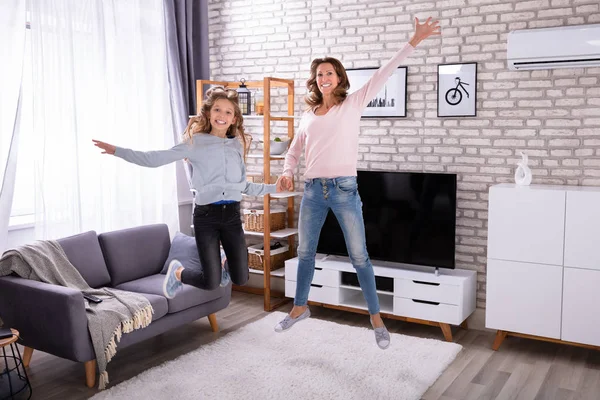 Portrait Mère Heureuse Fille Sautant Dans Les Airs Maison — Photo