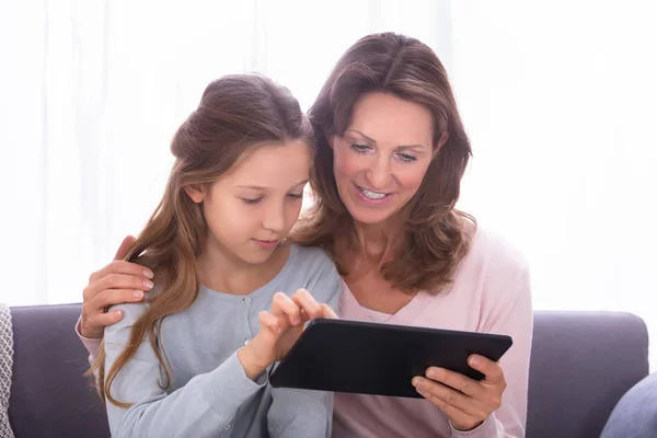 Close Mature Mother Her Daughter Surfing Internet Digital Tablet — Stock Photo, Image