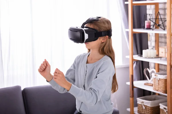 Vista Laterale Una Ragazza Che Utilizza Auricolare Realtà Virtuale Casa — Foto Stock