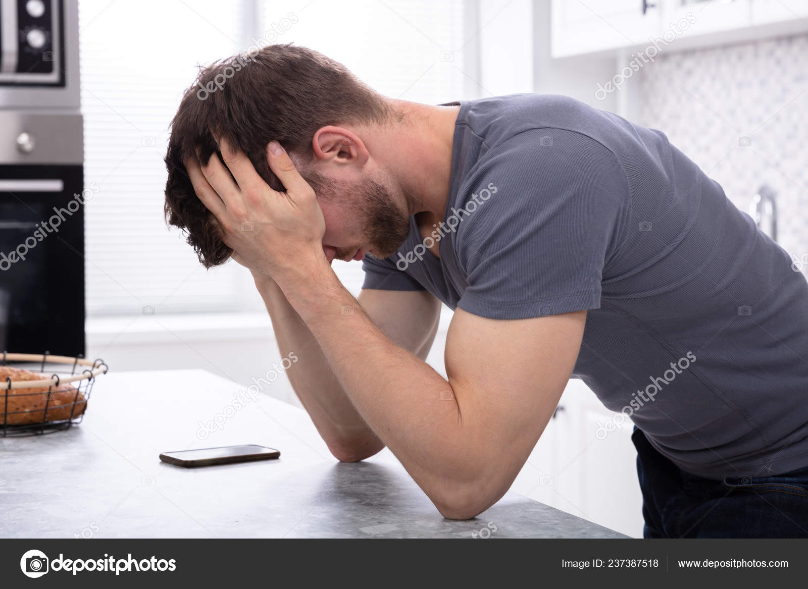 Frustrado Hombre Cubriendo Cara Con Dos Manos Sentado Cocina — Foto de  stock #237387518 © AndreyPopov, image size:1600x1167